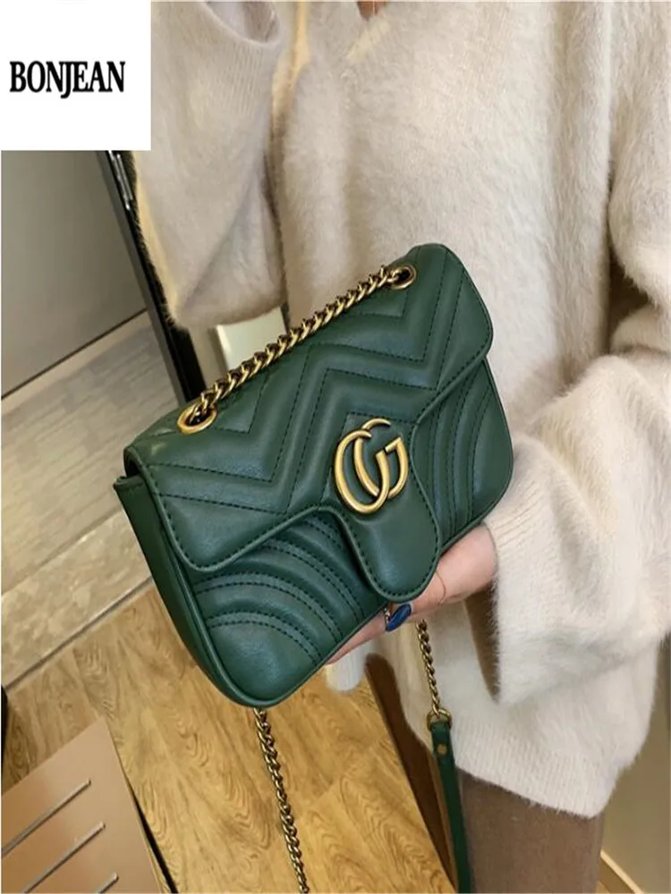 Маленькая черная сумка с волнистыми вставками мессенджер на цепочке через плечо