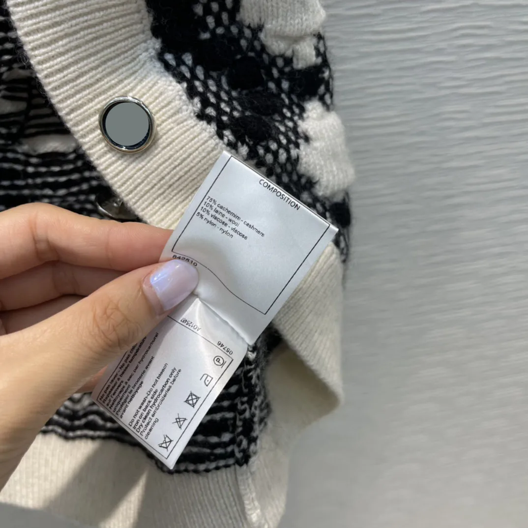 

Luxury 75% Cashmere Vest Women Top Quality Contrast Jacquard Slim Small Vest Luxury Brand Single Button Casual Vest Autumn 2021