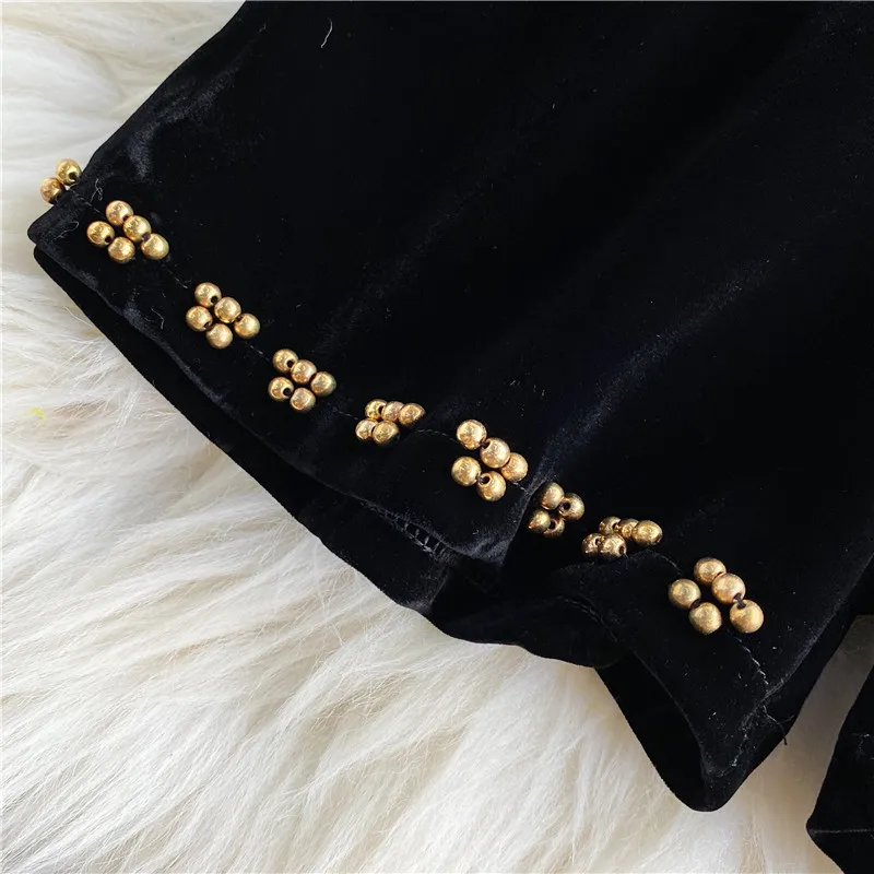 

2021 Autumn New Ladies Temperament Beaded Round Neck Strapless Long-sleeved Top High Waist Velvet Shorts Suit Women TZ742