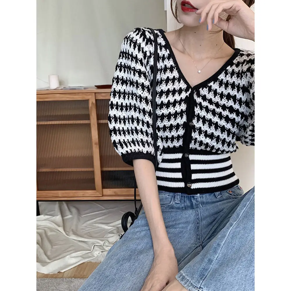 

Knitted short cardigan bubble sleeve top stripe V-neck T-shirt women's new gentle style in early autumn 2021