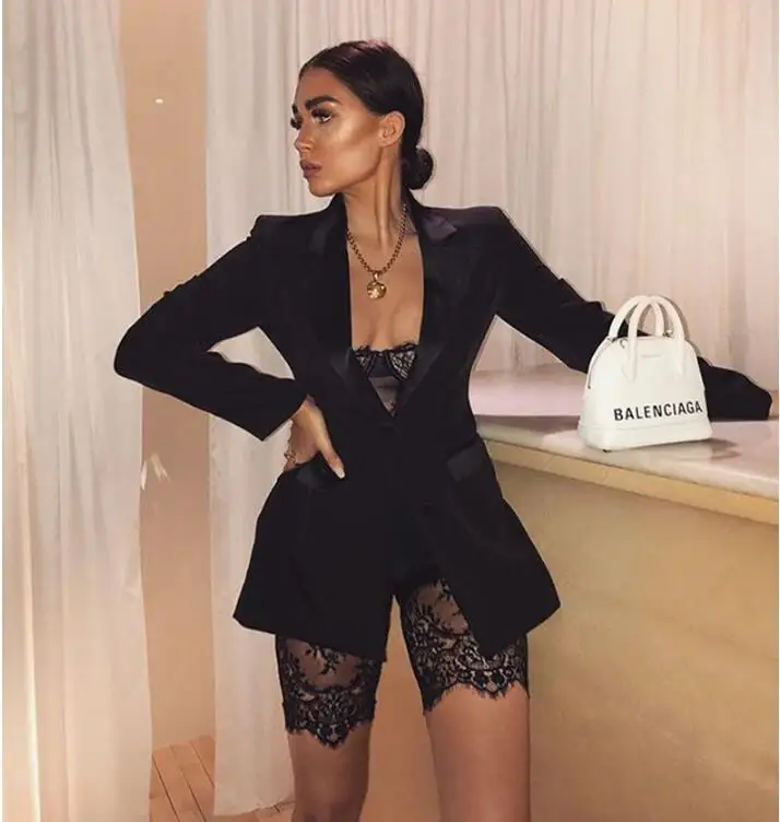 Женский спортивный костюм без бретелек кружевные шорты облегающий топ на