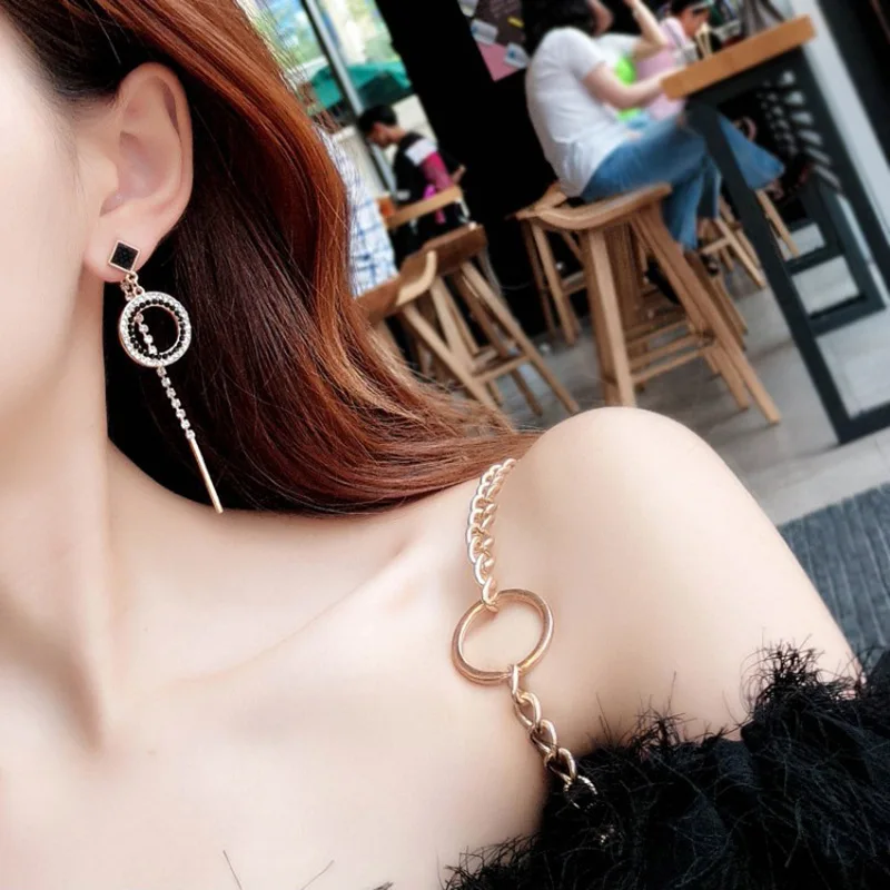 

In 2022, The New Korean Style Long Tassel Earrings For Women Are Simple, Fashionable, Retro, And Black Diamond-Studded Earrings