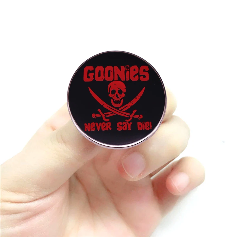 Goоны никогда не говорят штампованная эмалированная булавка группа post-rock из Blackpool