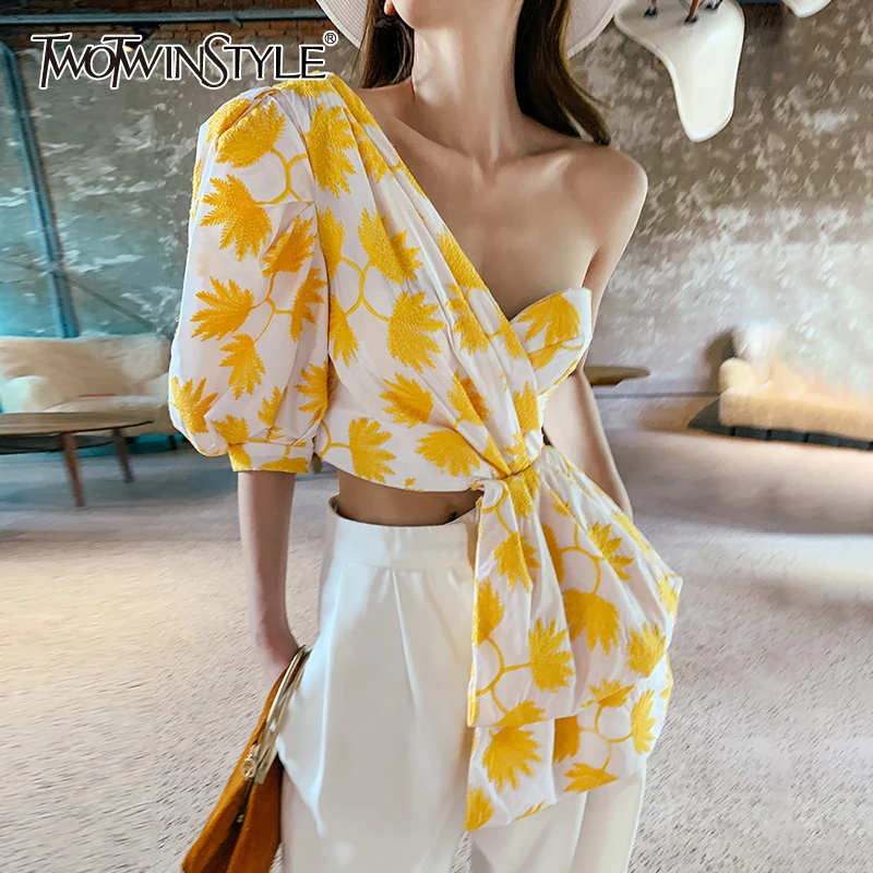 

Женская Асимметричная блузка TWOTWINSTYLE, асимметричная короткая блузка с вышитым принтом, со спущенным воротником и рукавами-фонариками, новин...