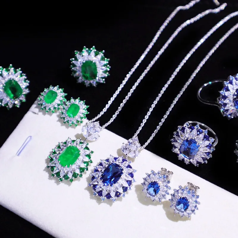 

Комплект из колье, серёг и кольца, с подвеской в виде цветка