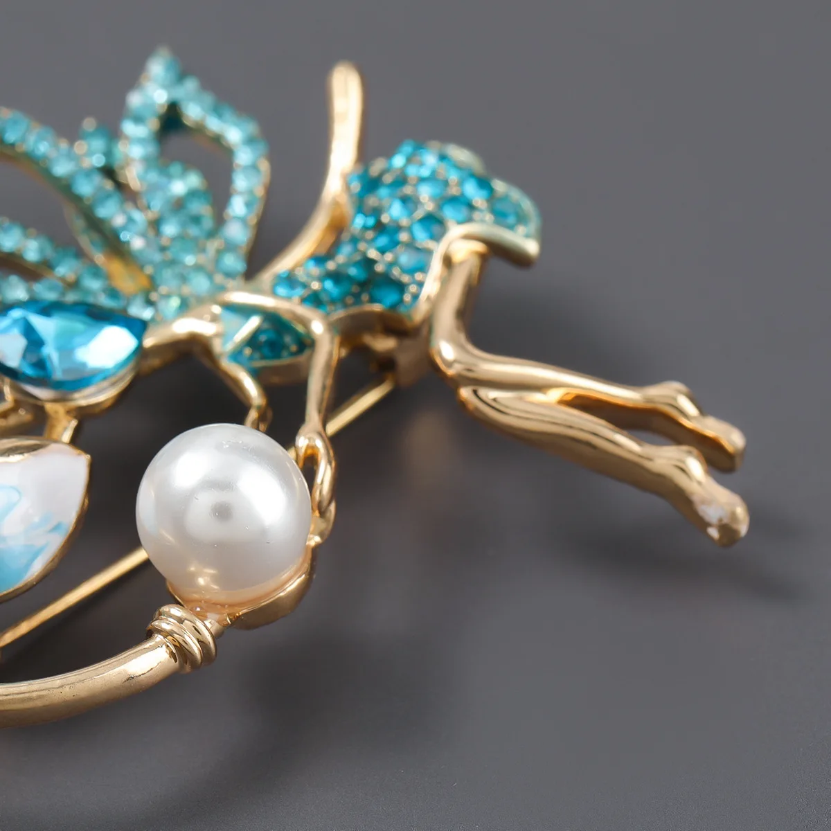 

Dainty Female Crystal Butterfly Stone Brooch Charm Gold Color Jewelry Brooch For Women Cute White Pearl Pin Dress Coat Accessory