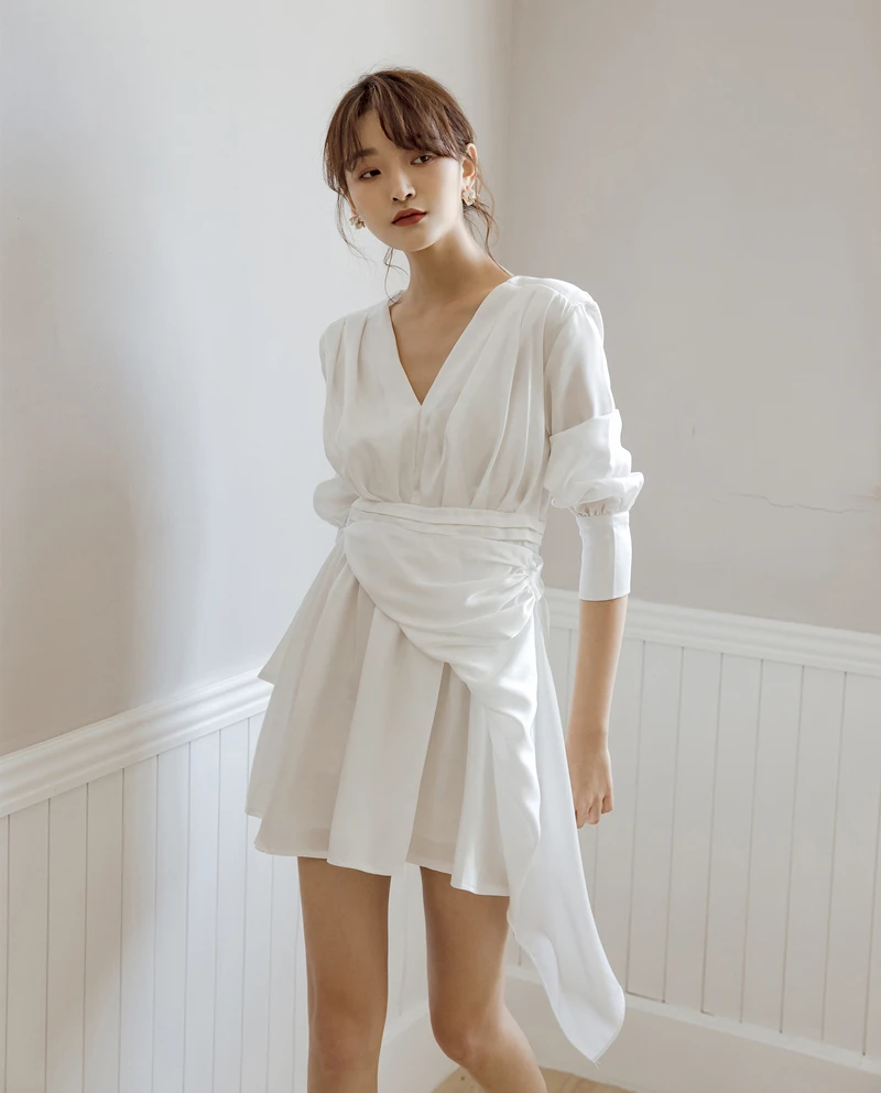 Женское атласное платье с v-образным вырезом CHEERART черно-белое Асимметричное