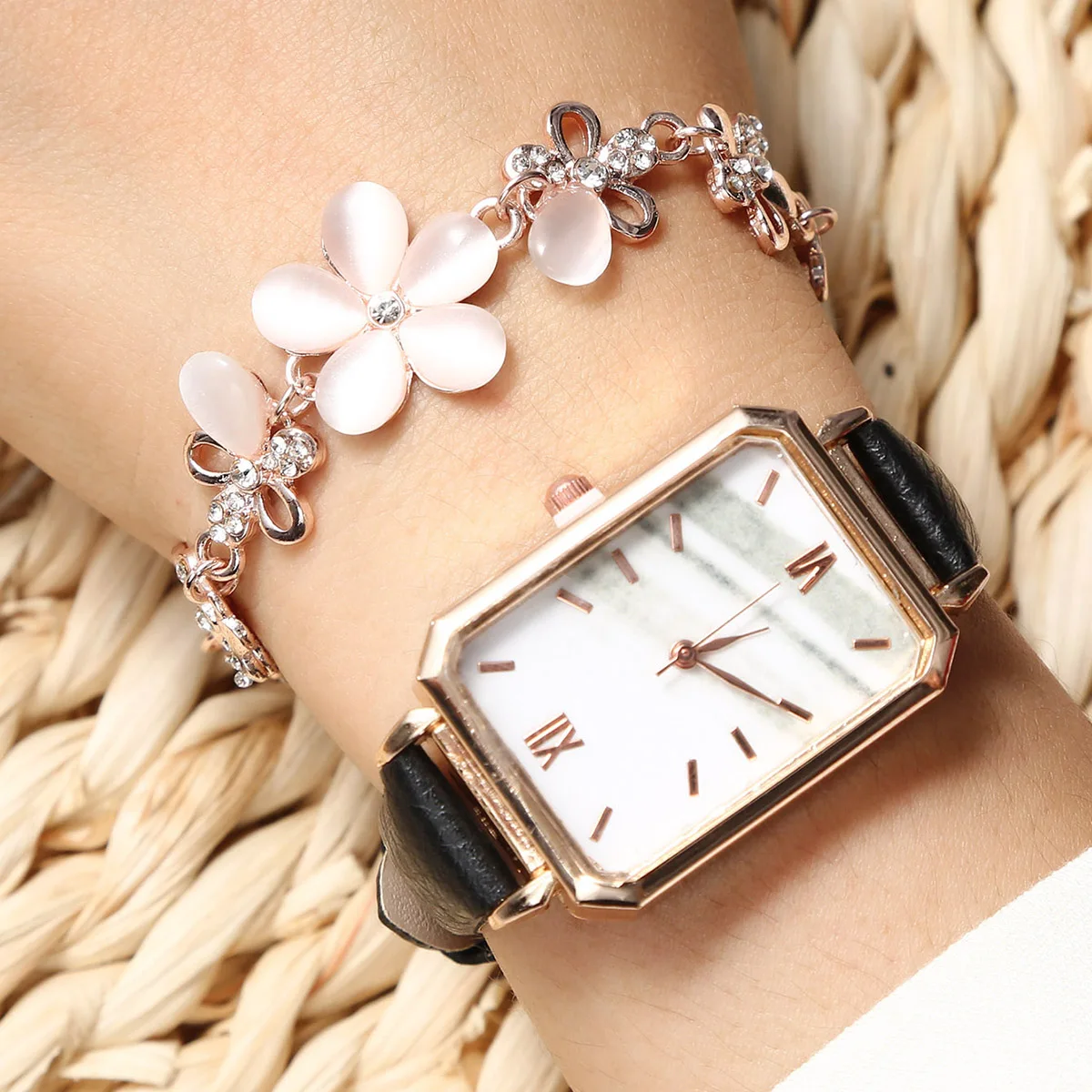 

Fashionable casual vintage Roman Quartz Feminine Leather Watch Sky Fantasy Style minimalist bracelet watch Lucky five-leaf grass