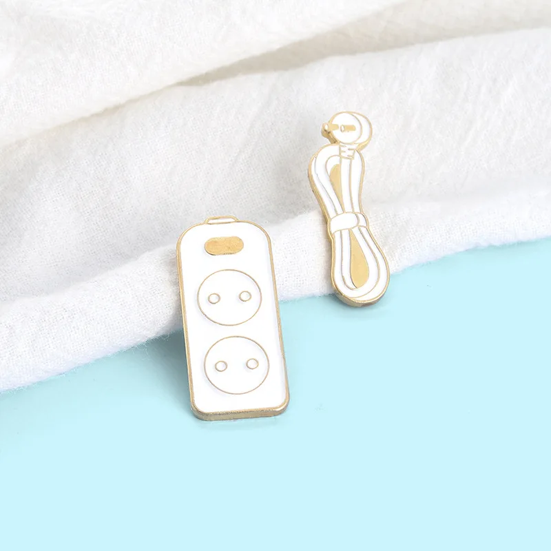 Креативная брошь из металлического сплава в форме разъема с белой розеткой