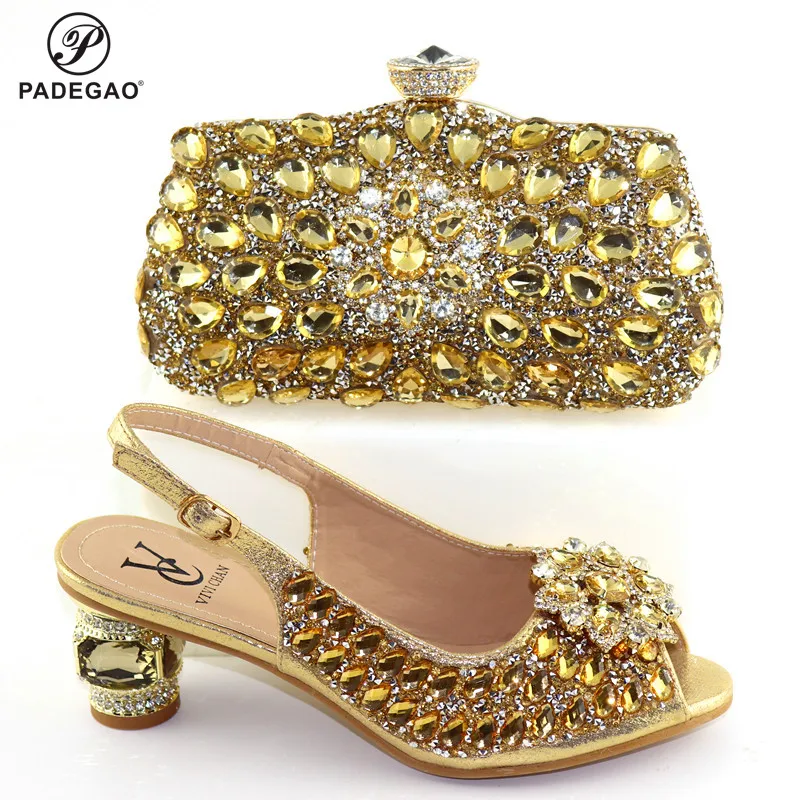 Новый весенний дизайн Элегантные туфли золотистого цвета и подходящая Сумочка в