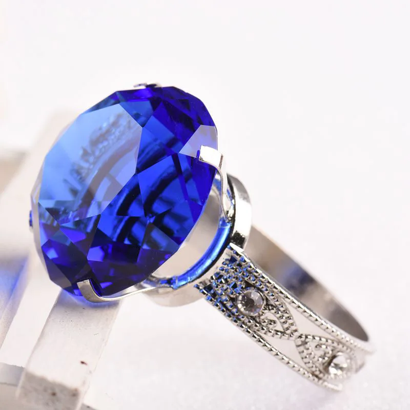 Кольцо с кристаллами и бриллиантами большого размера кольцо для демонстрации
