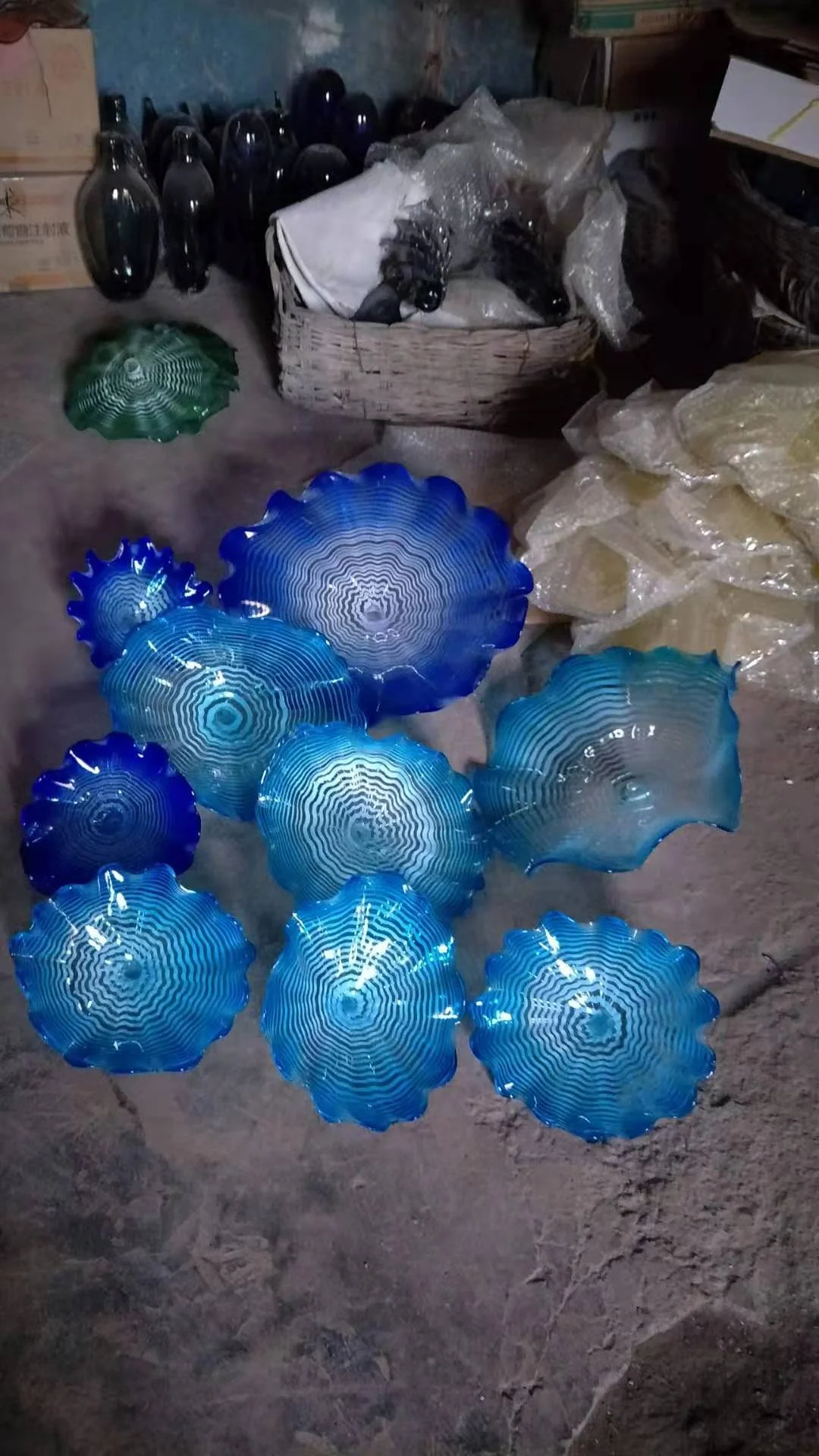 

Nordic Murano Flower Plates Wall Arts Blue Shade Yellow Shade Hand Blown Glass Hanging Plates with Scallop Edges