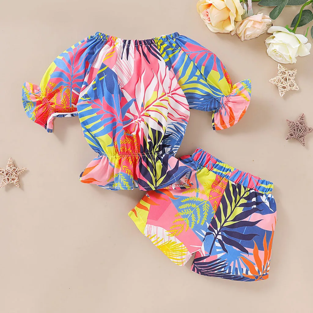 

Комплект летней детской одежды из топа с цветочным принтом и шортов