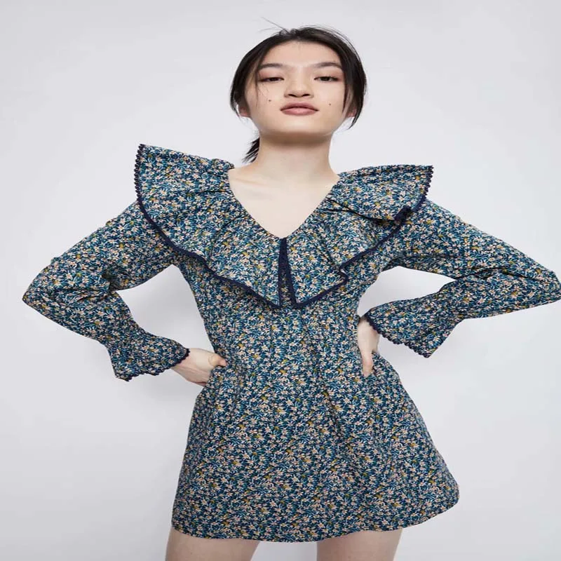 Мини-платье в стиле бохо с высокой талией, V-образным вырезом, красивым принтом и длинными рукавами весна 2020.