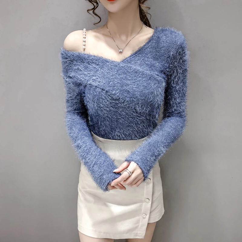 Женский трикотажный пуловер белый Пушистый с V-образным вырезом и