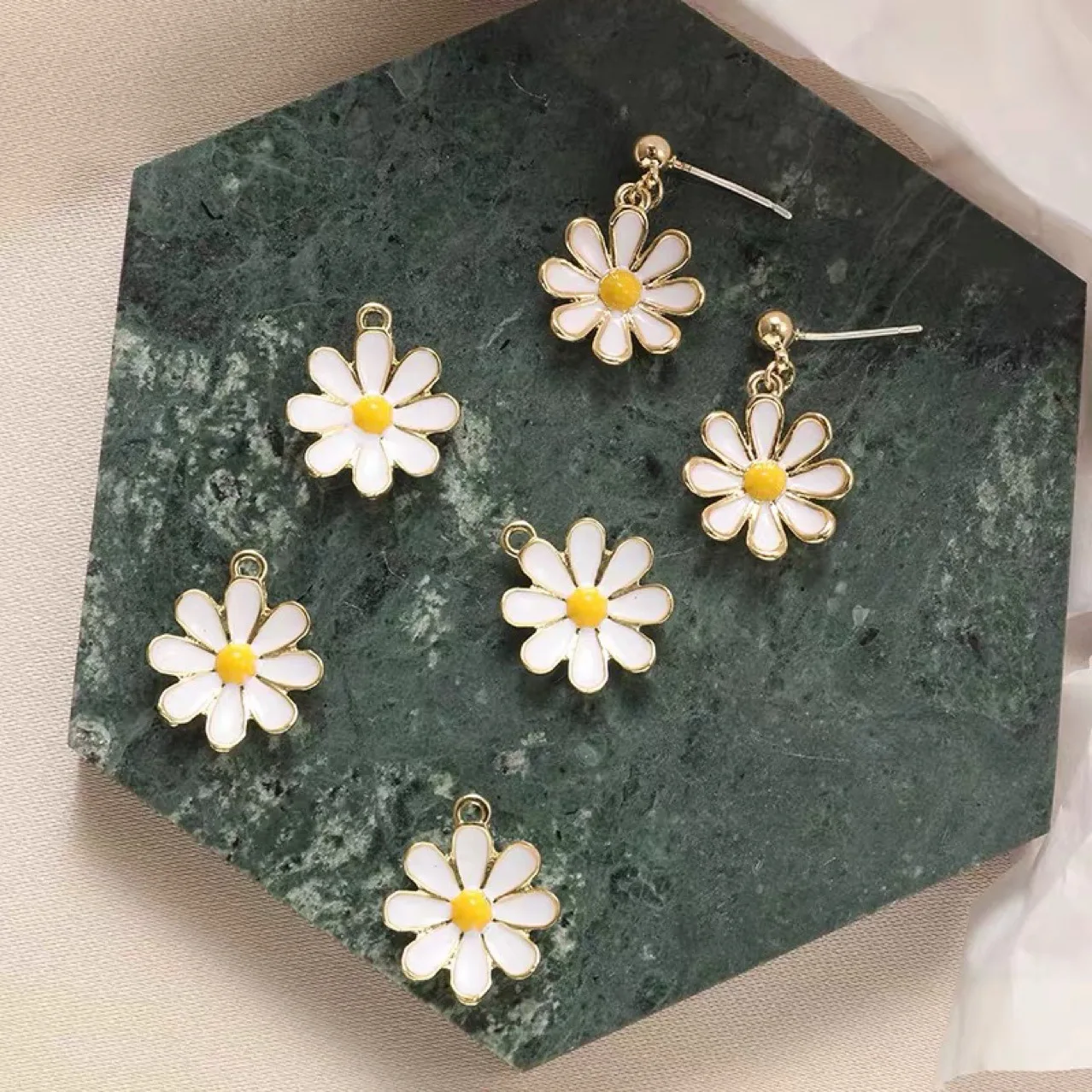 

10pcs Drip Oil Alloy Small Fresh White Daisy Flower Earring Necklace Pendant Simple Petal DIY Jewelry Headgear Pendant