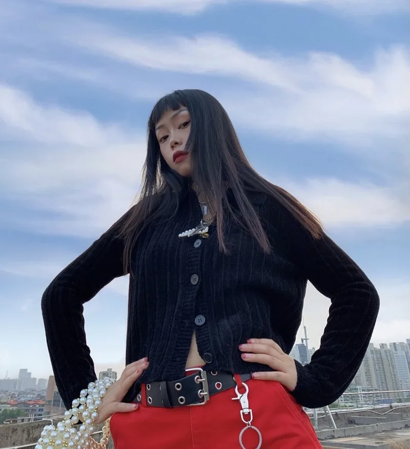 Новинка 2021 Женский Осенний короткий черный тонкий свитер в Вертикальную Полоску