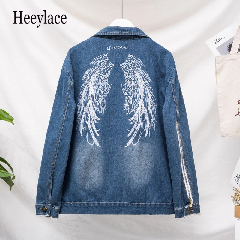 Женская джинсовая куртка с вышивкой в виде крыльев синяя большого размера