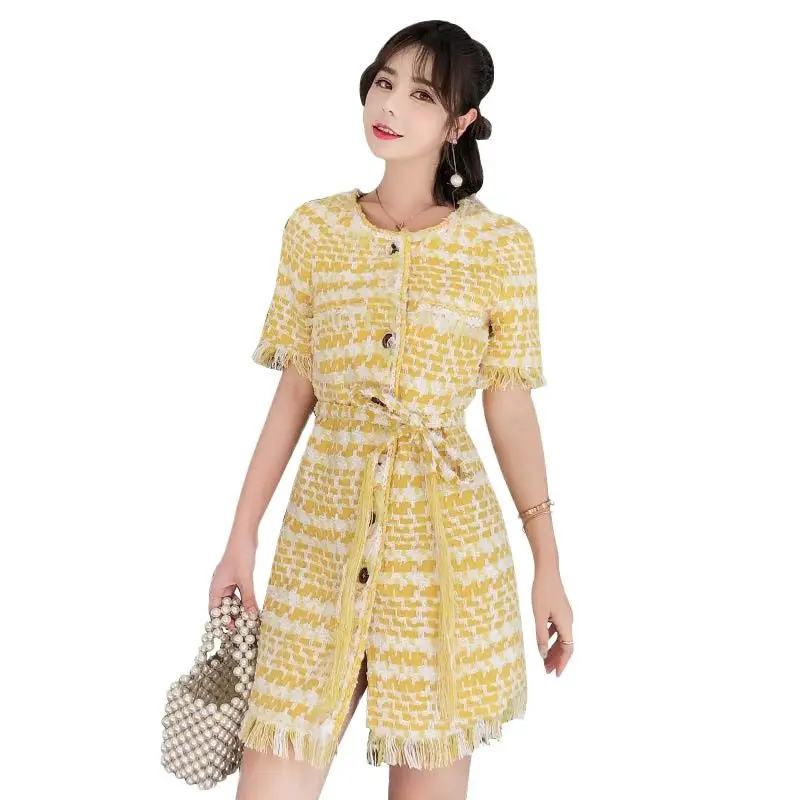 Женское твидовое платье с поясом и кисточками маленькое из твида круглым вырезом