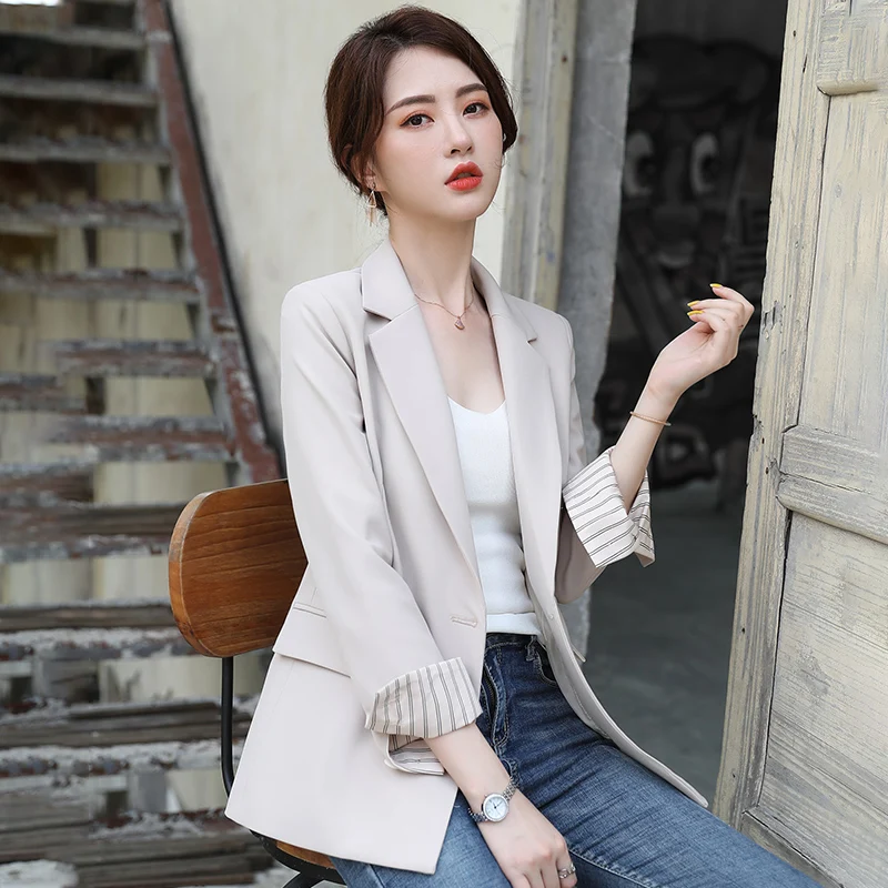 Женский блейзер с карманами длинный рукав надрезом средней длины большие