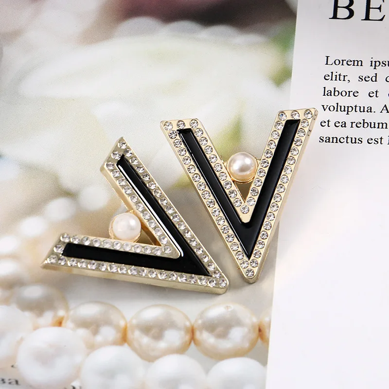 

V-shaped Brooch Accessories Atmospheric European and American Style Coat Brooch Jewelry Diamond-set Pearls Small Brooch LuxuryCC