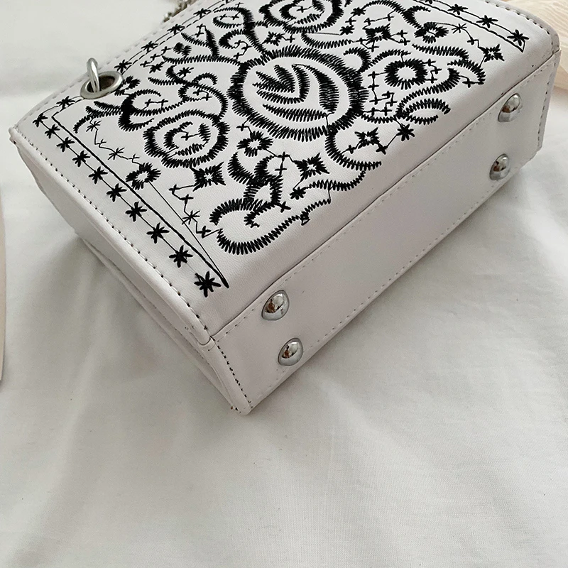 Женская сумка с вышивкой из высококачественной ПУ кожи вместительная на плечо