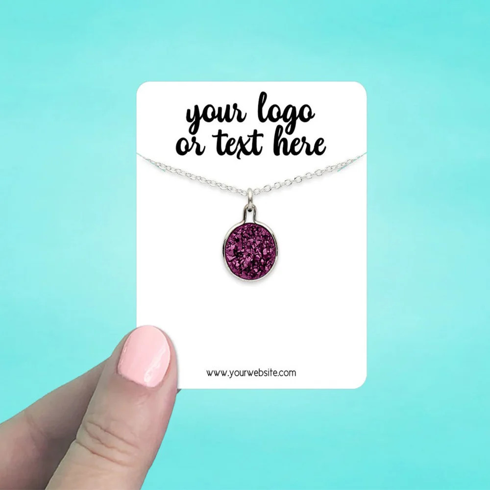 Магазин продавцов на заказ требует ожерелья с карточками и витринами