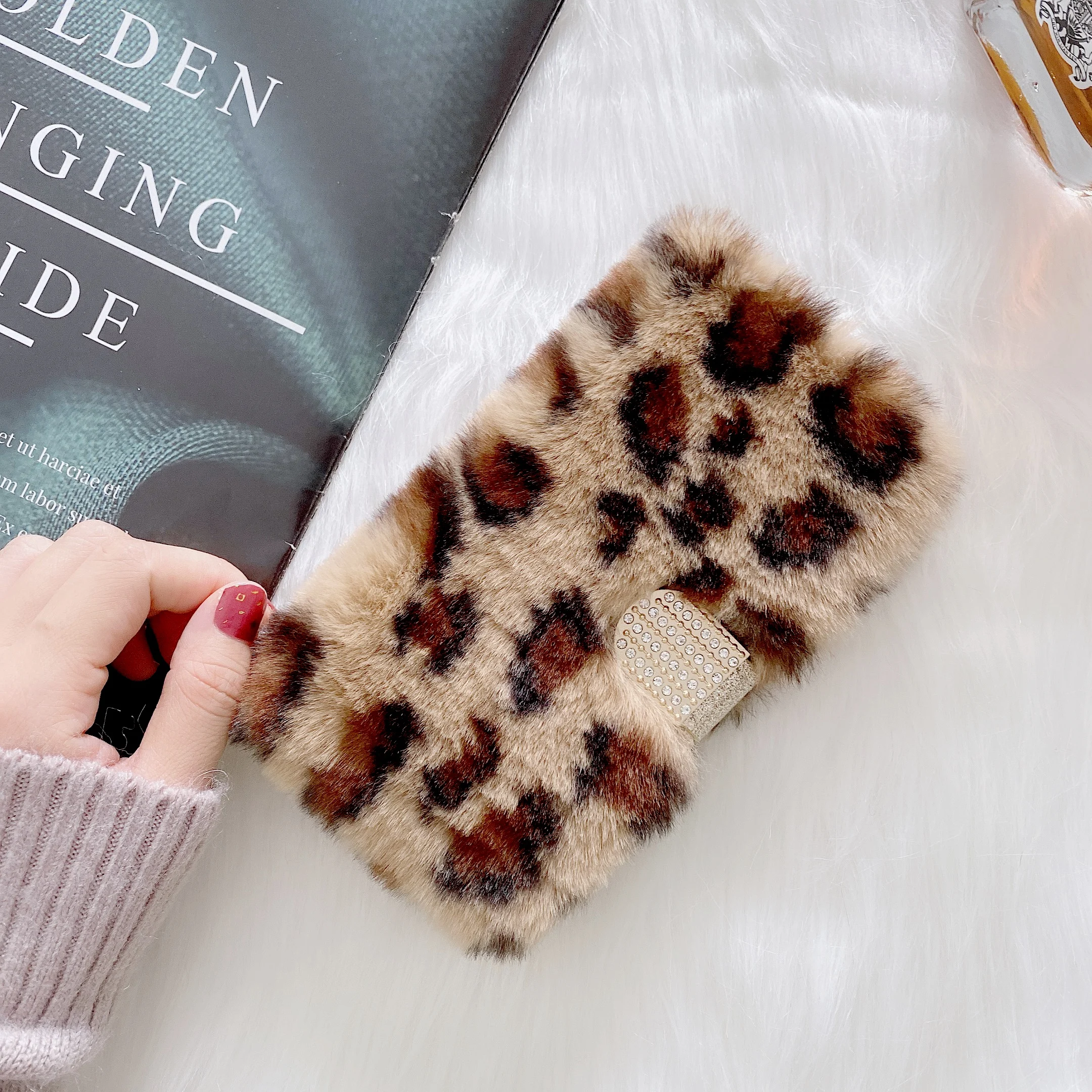 Кожаный чехол-бумажник с откидной крышкой леопардовой пушистой меховой