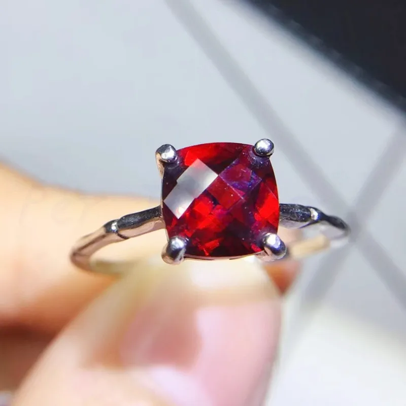 Кольцо квадратное из серебра 925 пробы с натуральным красным гранатом карата |