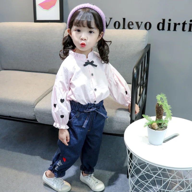 Костюм женский демисезонный из двух предметов с кукольным воротником и джинсов |