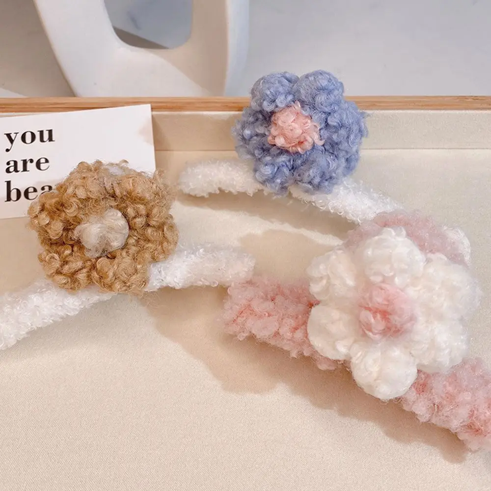 

Новейшая зимняя плюшевая заколка для волос в виде камелии, корейские милые универсальные заколки для девочек, большая женская заколка в вид...