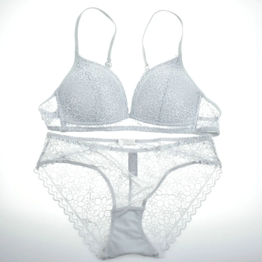 Комплект женского кружевного нижнего белья с чашками пуш-ап