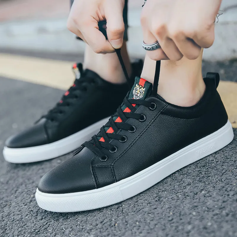 Мужские кожаные кроссовки на плоской подошве черные Белые Повседневные