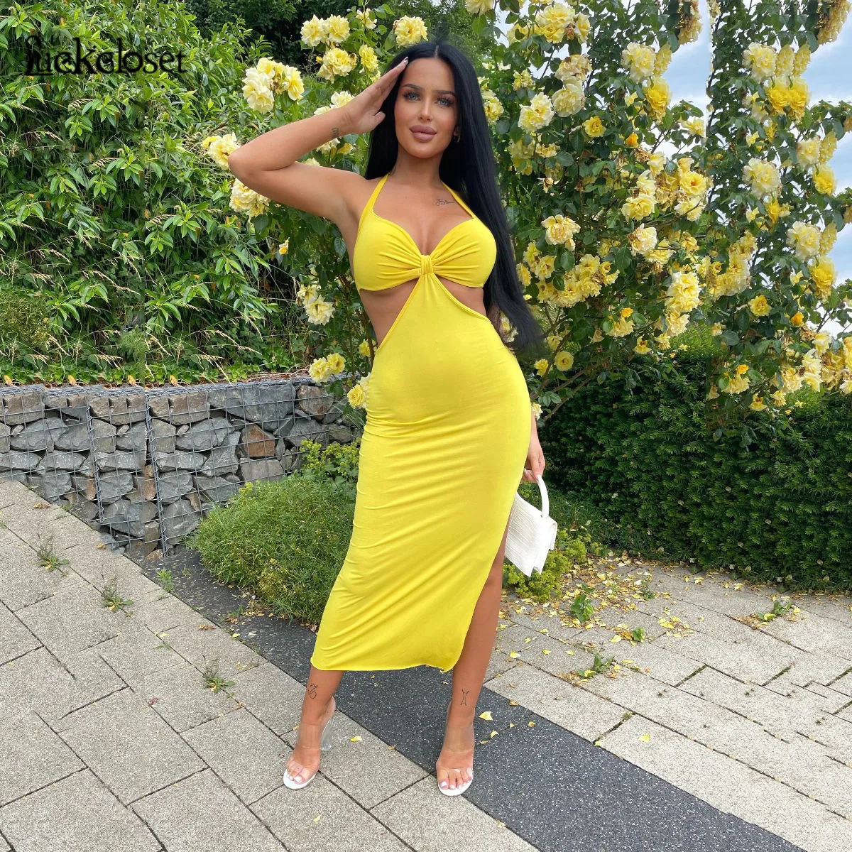 

Женское эластичное длинное платье с вырезом на спине и ремешками