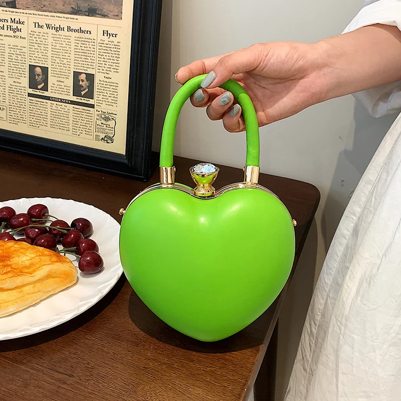 

Сумка-кошелек женская кожаная, с цепочкой, в готическом стиле