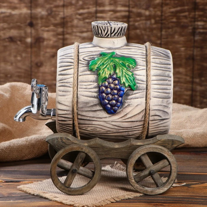 Бочка на деревянной телеге с виноградом серебристый кран 3 л | Дом и сад