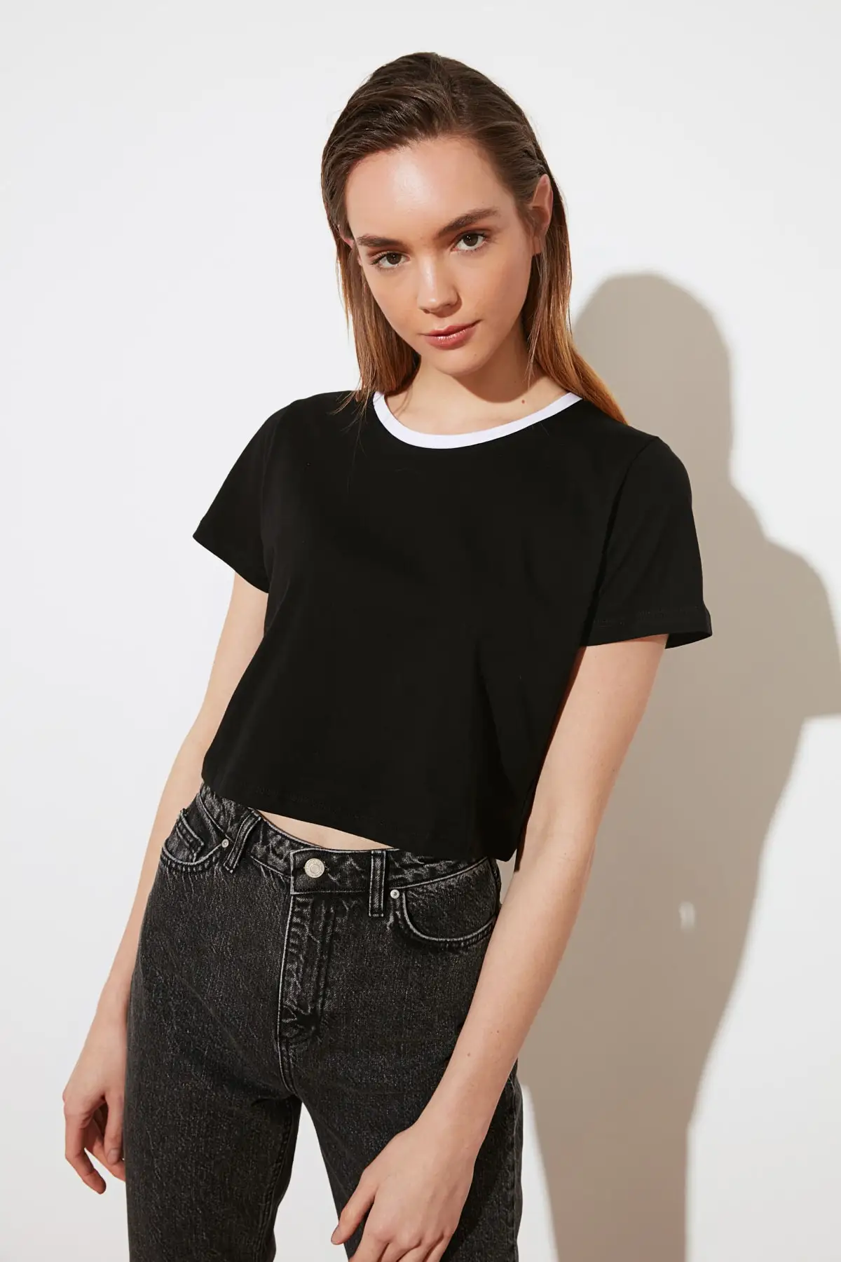 

Трикотажная футболка с цветным воротником, TWOSS21TS0395
