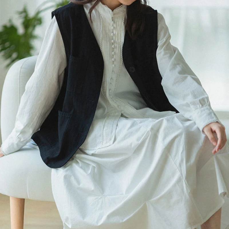 Жилет женский однотонный без рукавов с несколькими карманами однобортный |