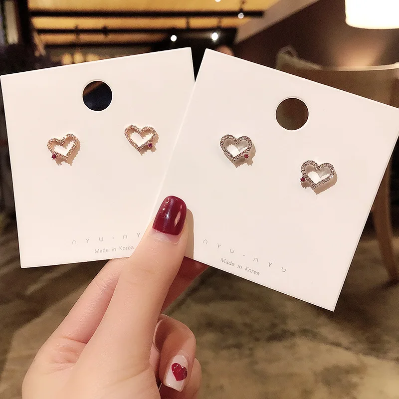 

2021 New S925 Silvers Micro Inlaid Love Heart Earrings Metal Simple Full Diamonds Hollow for Women Fashion