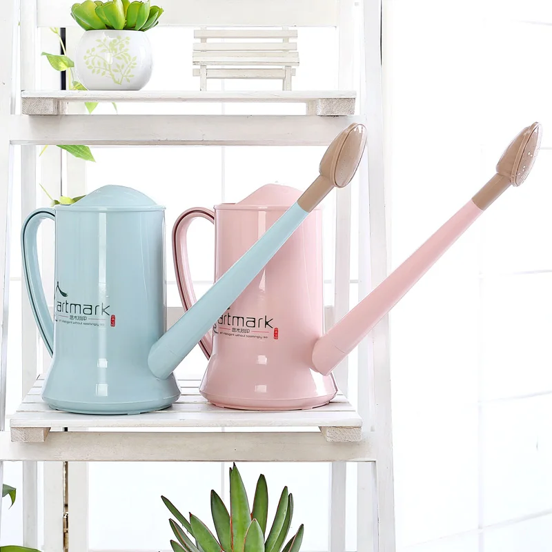 

Пластиковый горшок для полива цветов с длинным носиком