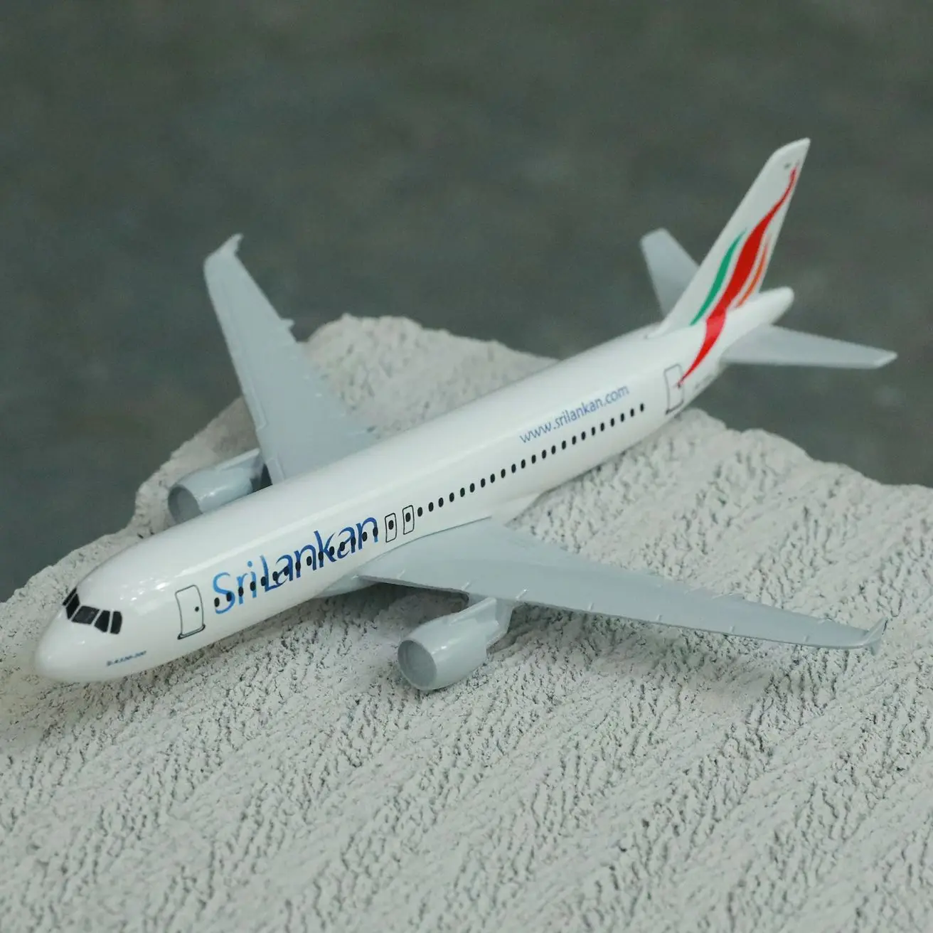 

Аэроплан Siri Lankan Airlines, модель самолета A320 6 дюймов, металлический самолёт, литый под давлением, миниатюрная коллекция мото, Eduactional игрушки для ...