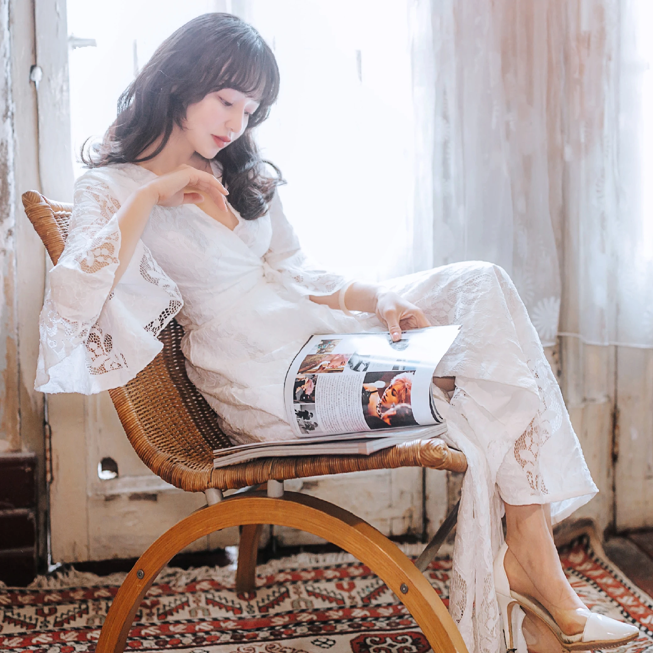 Женское модное платье с расклешенными рукавами кружевное v-образным вырезом и