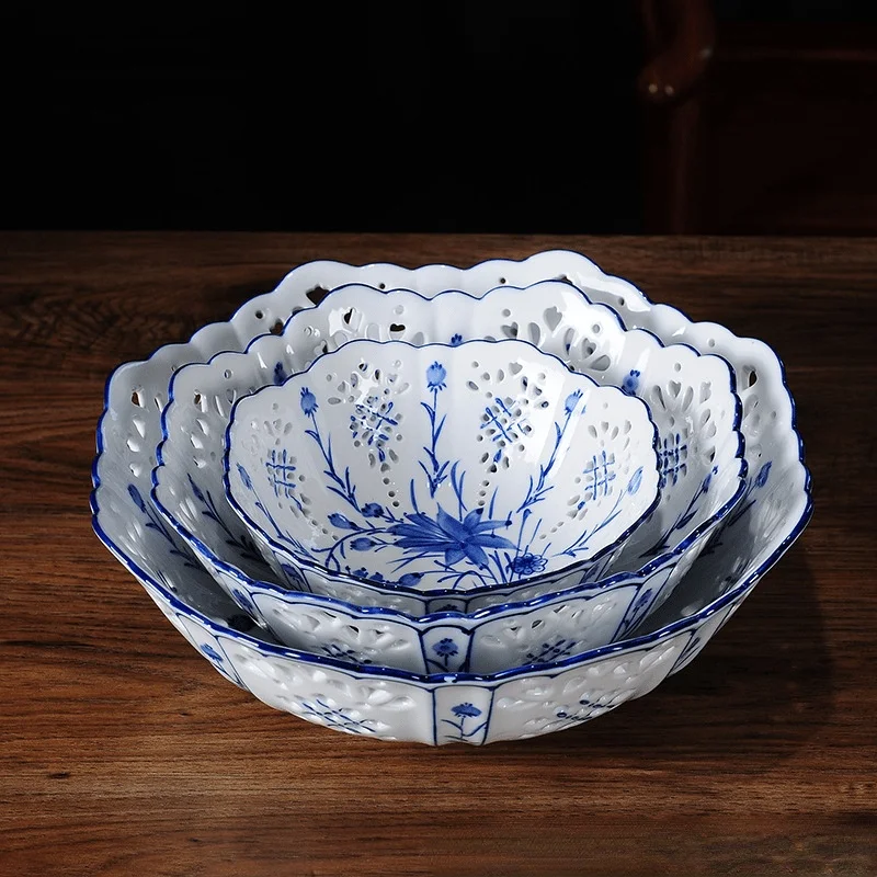 

Фарфоровые тарелки в китайском стиле, синие и белые, с вырезами, украшение для дома, гостиной, керамическое блюдо для сухофруктов