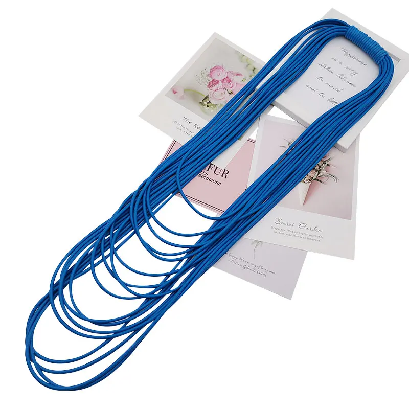 Короткое ожерелье из черного оранжевого и вишневого оргстекла со средним серым