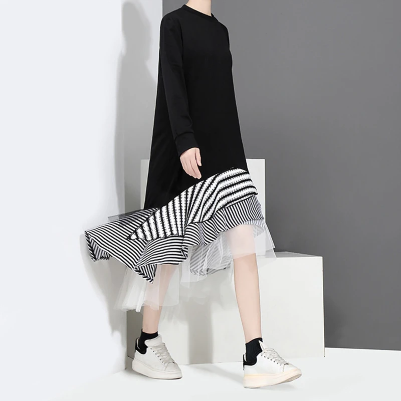 TWOTWINSTYLE гофрированное лоскутное Сетчатое платье в полоску для женщин с круглым вырезом и длинными рукавами, с высокой талией, корейские платья для женщин, Новинка осени