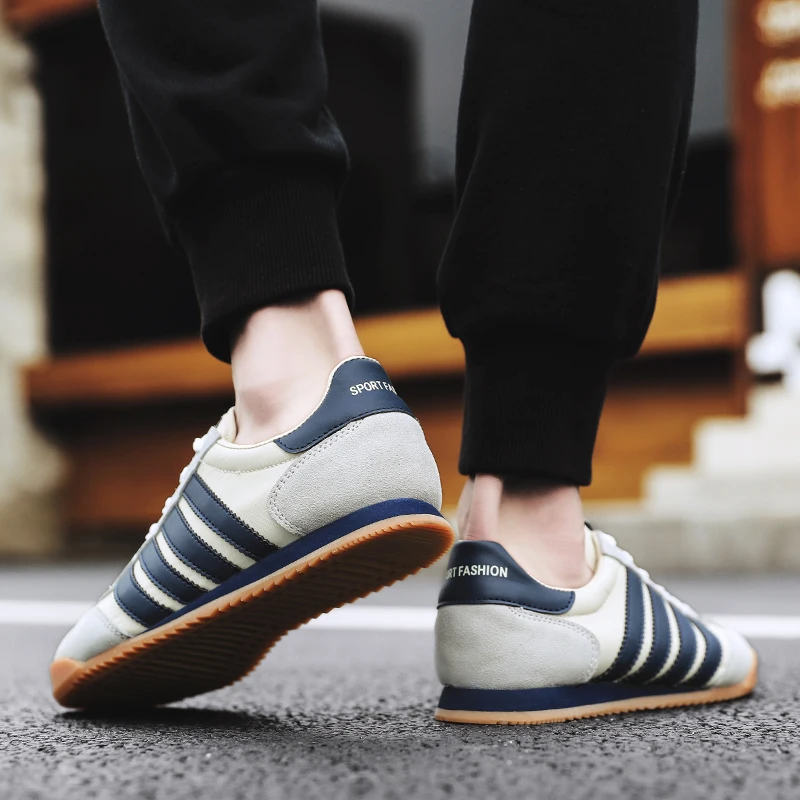 Для мужчин ботинки для бега на плоской подошве синего цвета в полоску спортивная