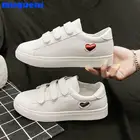Женские кожаные кроссовки, Вулканизированная плоская подошва, удобная повседневная обувь с милым сердечком, на платформе, весенний тренд