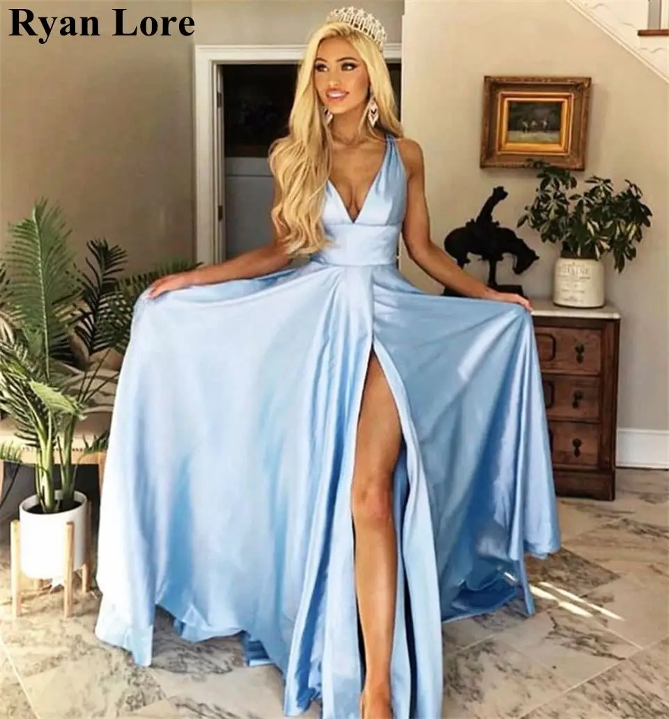 Светло-голубое женское элегантное платье с V-образным вырезом без рукавов |