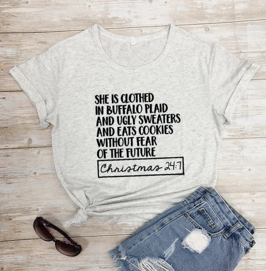 She is clothed in Buffalo, клетчатая футболка, Милые новогодние майки для женщин, слоган, Повседневная красная Эстетическая футболка, девичник, вечерние топы
