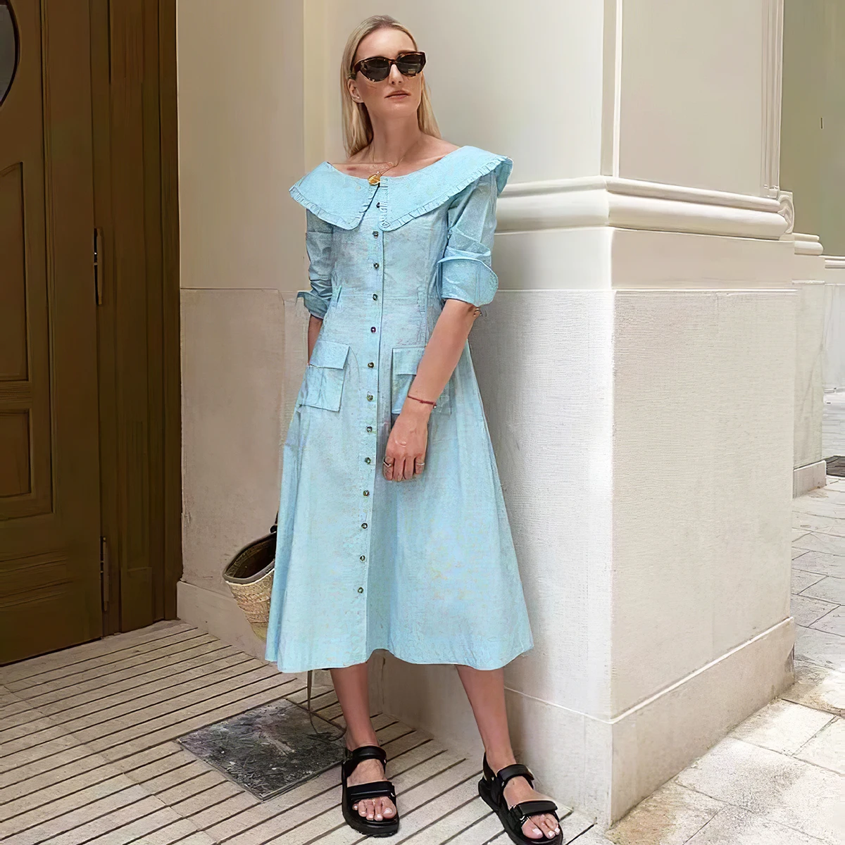 

Женское осеннее платье средней длины с круглым воротником и пуговицами